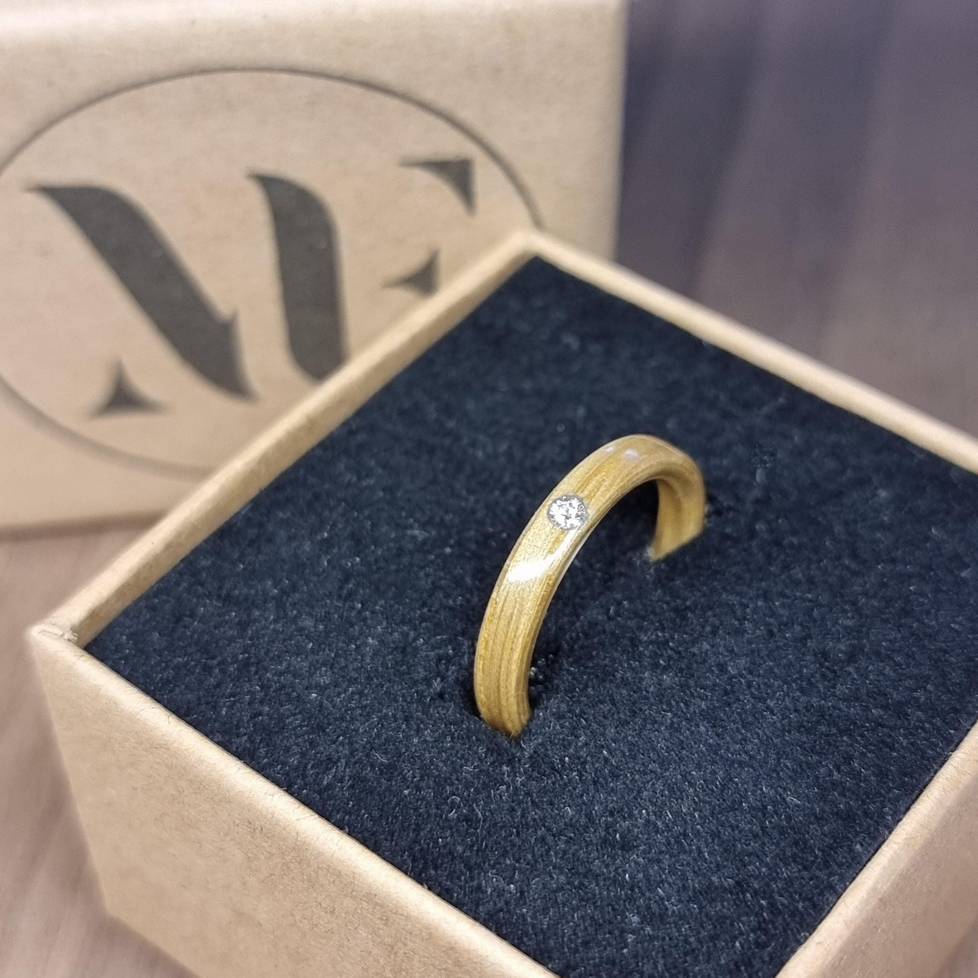 Oak and lab diamond ring - Hand made bent wood ring - Wooden wedding band - Engagement ring - Natural jewellery